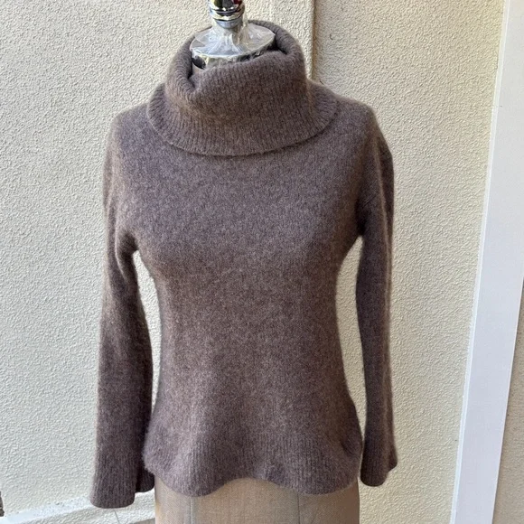 Rails Cashmere & silk blend beautiful sweater from Bloomingdale’s - Picture 3 of 11